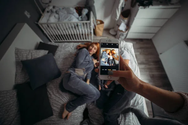 Anya, apa és baba az ágyon — Stock Fotó