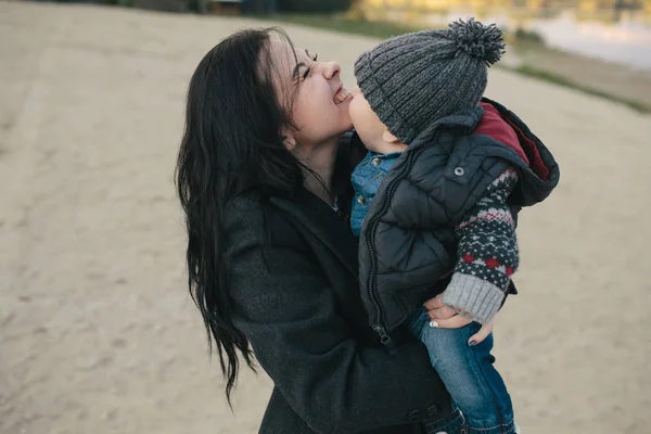 Giovane madre e suo figlio all'aperto — Foto Stock