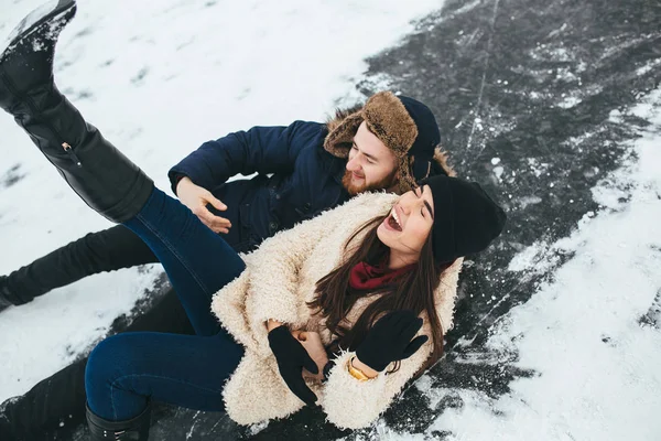 Erkek ve kadın paten buz üstünde — Stok fotoğraf