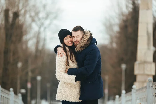 Hombre y mujer posando para la cámara — Foto de Stock