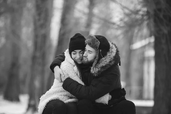 Mann und Frau posieren für die Kamera — Stockfoto