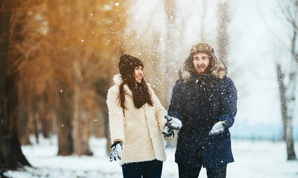 Menino e menina brincando com neve — Fotografia de Stock