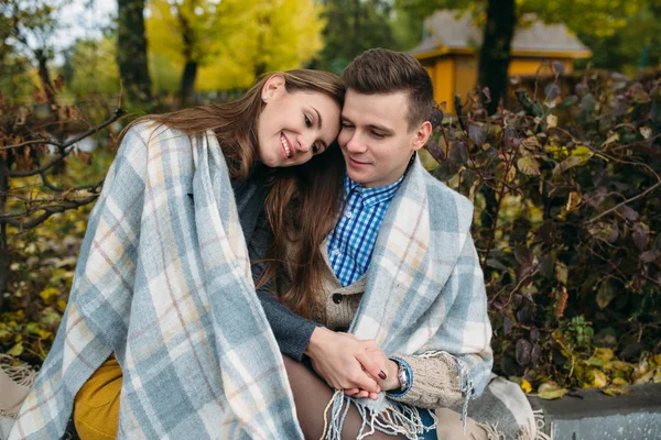 Jonge paren in het park in het najaar — Stockfoto