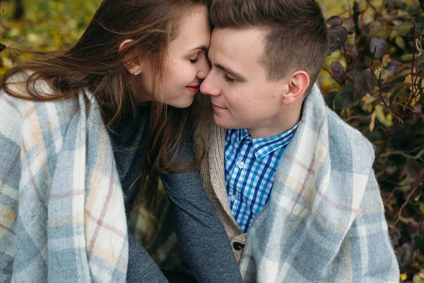 Pareja joven en el parque en temporada de otoño —  Fotos de Stock