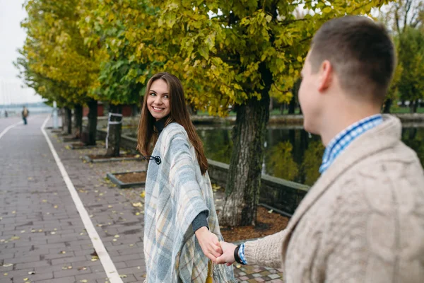 Uśmiechnięta para w jesiennym parku — Zdjęcie stockowe