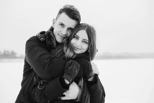 Guy knuffelen zijn vriendin van achteren — Stockfoto