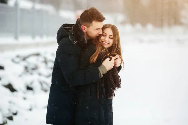 Couple posing in a snowy park — Stock Photo, Image