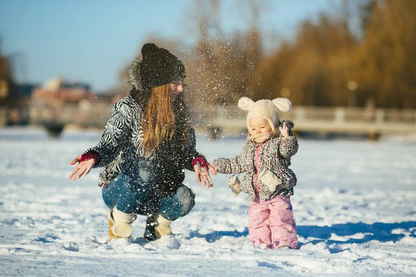 Moeder en dochter in de winter buiten — Stockfoto