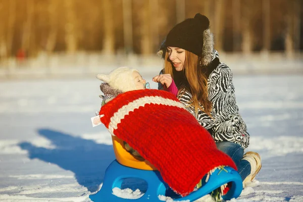 Mother and daughter in winter outdoors — Stock Photo, Image