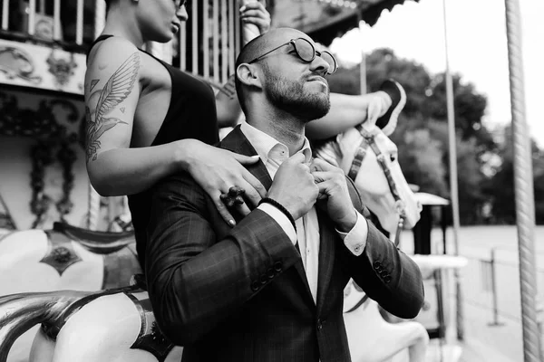 Volwassen man en vrouw op een carrousel — Stockfoto