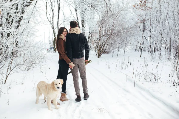 Jeune couple amoureux marchant avec chien — Photo