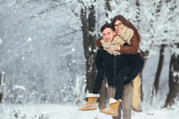 Šťastný pár hravé společně ve snow parku — Stock fotografie