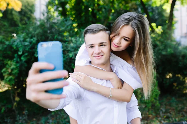 Beautiful young couple makes selfie — Stock Photo, Image