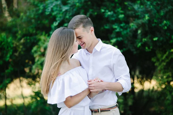 Mladá bruneta muž a žena v parku — Stock fotografie