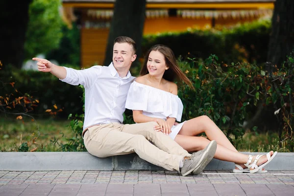 Beau jeune couple fait selfie — Photo