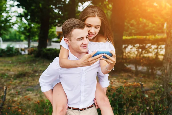 Jonge volwassen brunette man en vrouw in het park — Stockfoto