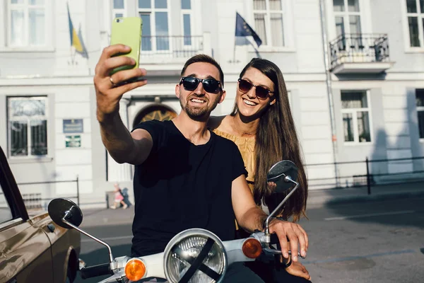 Casal bonito fazer selfie em uma scooter — Fotografia de Stock