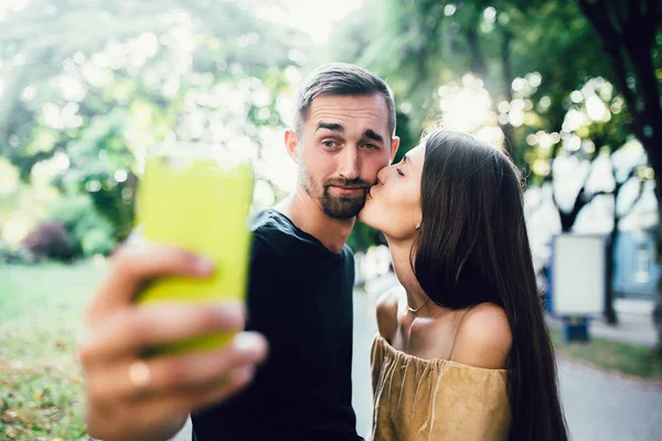 Vackra unga par gör selfie — Stockfoto