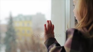 küçük kız pencereden bakıyor