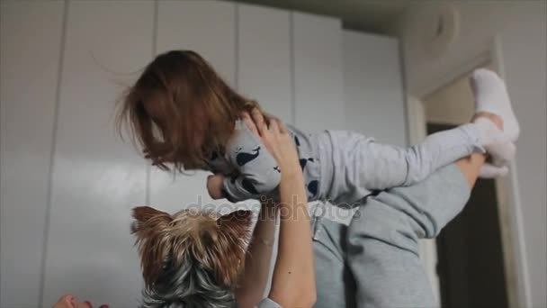 Mãe e seu filho menina brincando juntos — Vídeo de Stock