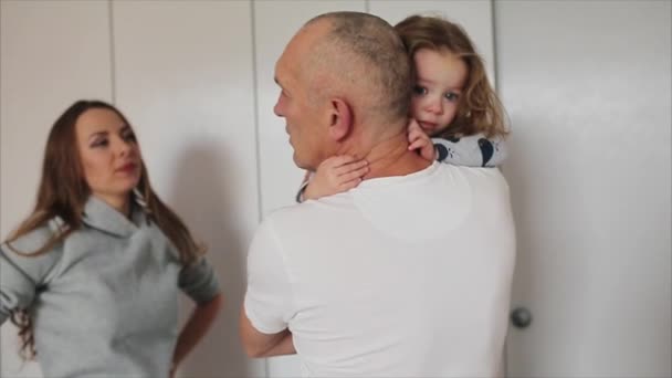 Grand-père tient sa petite-fille sur les mains — Video