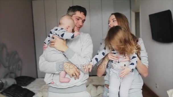 Vader dochter moeder en kleine baby — Stockvideo