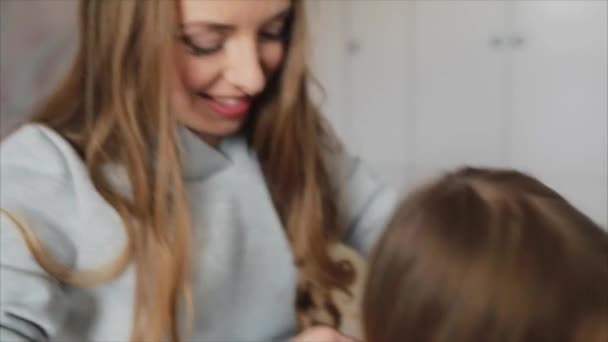 Anne kızın elbisesini koyarak — Stok video