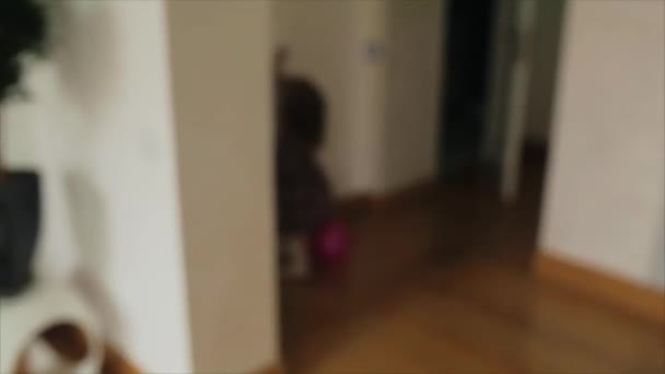 Baby girl open the door — Stock Video