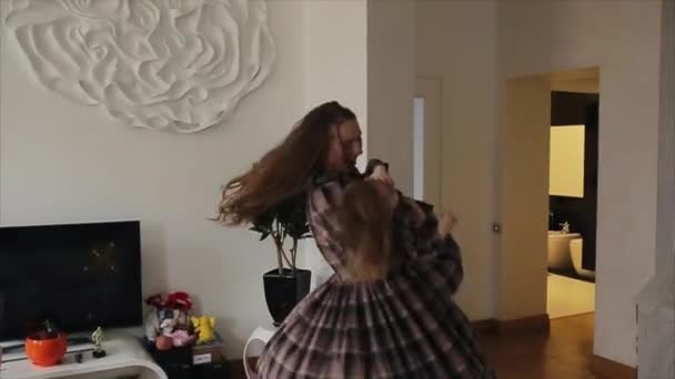 Mutter spielt mit ihrer Tochter — Stockvideo