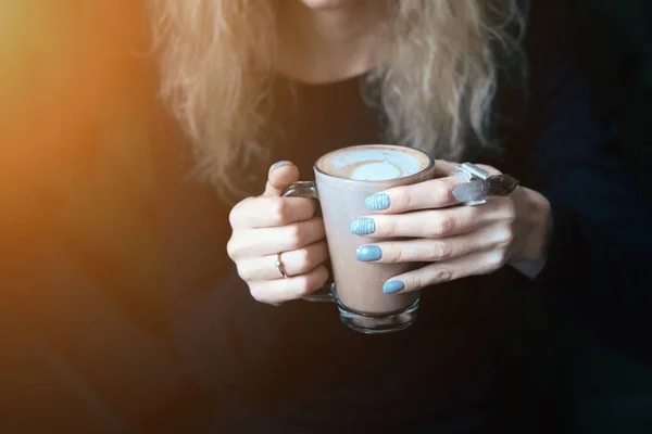 ผู้หญิงถือถ้วยกาแฟ — ภาพถ่ายสต็อก