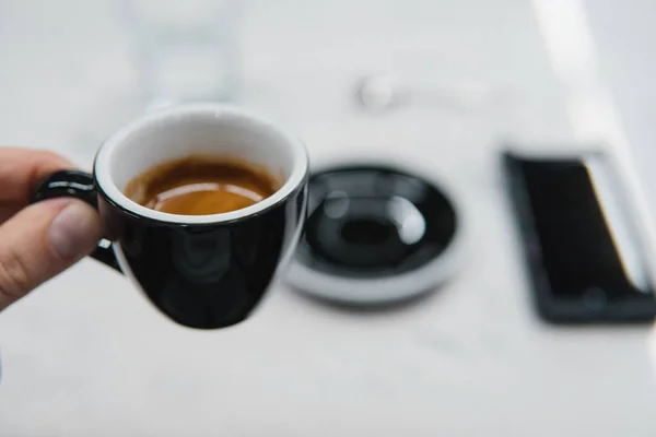 Tasse de café dans une main — Photo