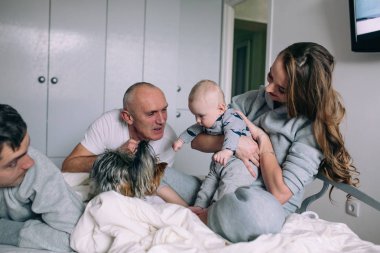 Aile yatak odasında oyun oynuyor.