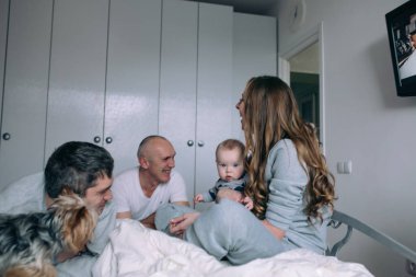 Aile yatak odasında oyun oynuyor.