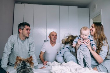 Aile yatak odasında oyun oynuyor.