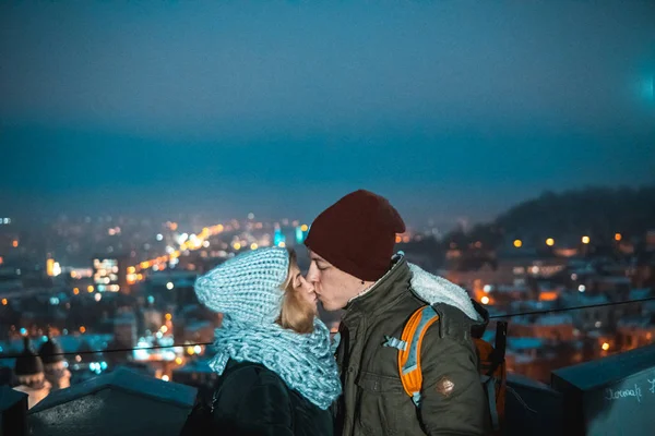 Couple on the background of the cityscape at night — Stock Photo, Image