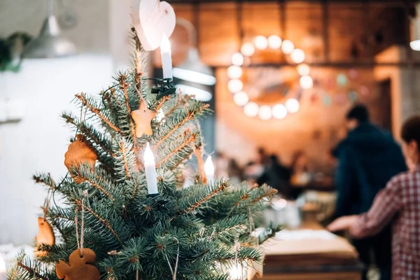 Árbol de Navidad decorado con galletas de jengibre — Foto de Stock