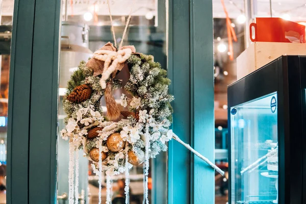 Corona de Navidad colgando en la puerta de cristal — Foto de Stock