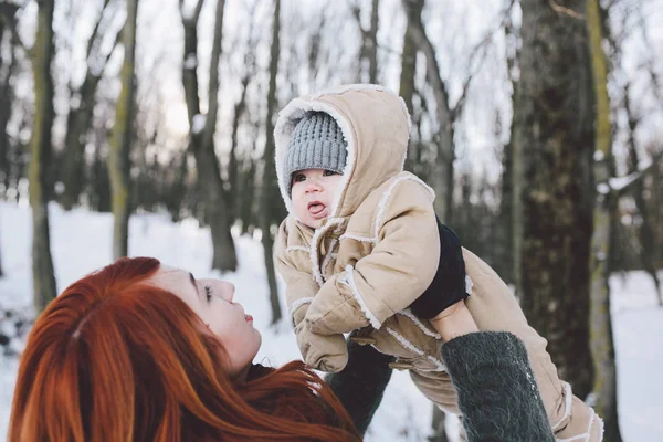 Anne ve bebek parkta. — Stok fotoğraf