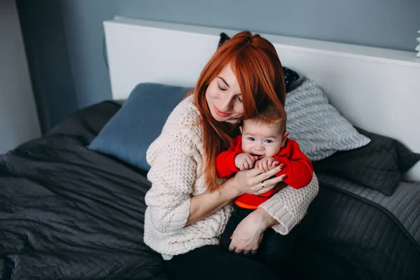 Madre con il suo bambino in camera da letto — Foto Stock