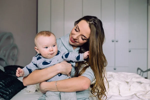 Madre e bambina insieme — Foto Stock