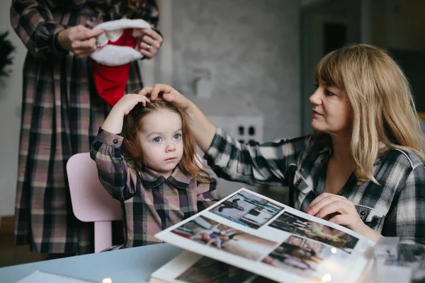 Anne, büyükanne, odadaki küçük kız. — Stok fotoğraf