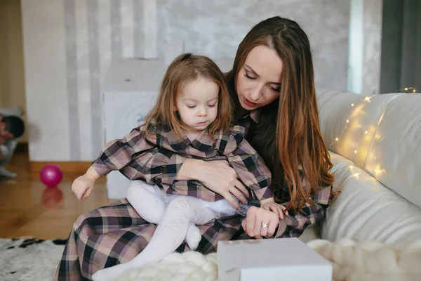 Junge Mutter mit entzückendem Baby — Stockfoto