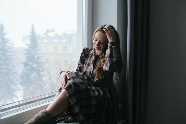 Junge Frau am Fenster — Stockfoto