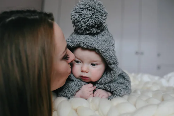 Mutlu anne ve küçük kızı — Stok fotoğraf