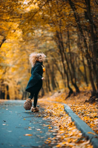 Woman in an autumnal landscape — Stock Photo, Image