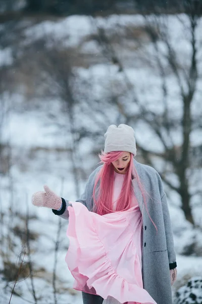 Flicka med rosa hår poserar på kameran — Stockfoto