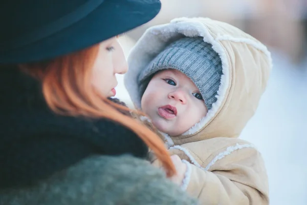 Anne ve bebek parkta. — Stok fotoğraf