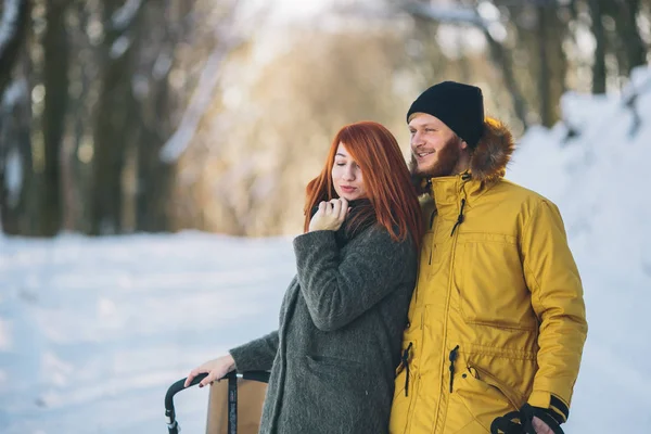 Passeggiata in famiglia con il passeggino in inverno — Foto Stock