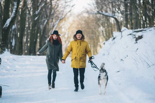 Coppia con cane che passeggia nel parco — Foto Stock