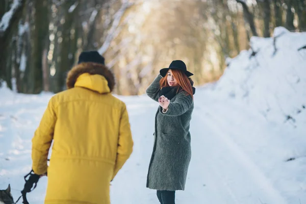 Echtpaar met hond wandelen in het park — Stockfoto